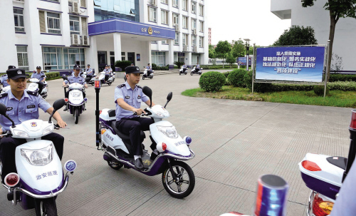 社区民警用上电动巡逻车
